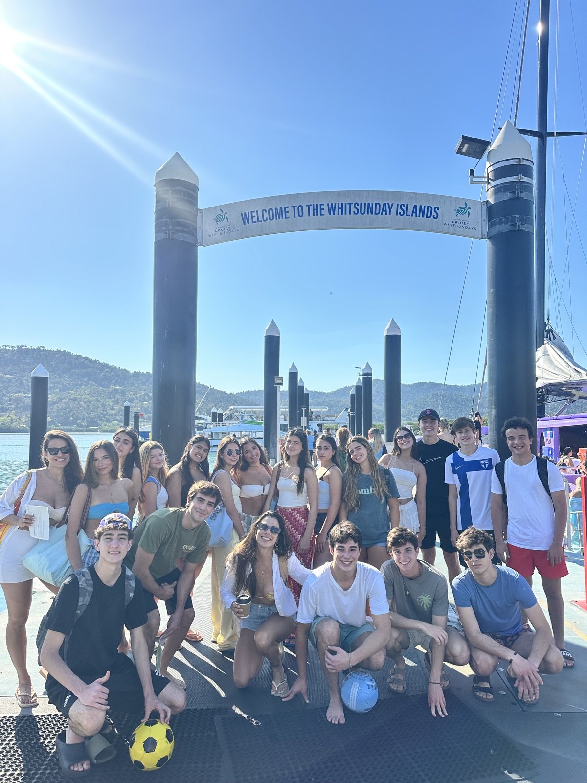 Grupo de estudantes STB no marco de boas-vindas às Ilhas Whitsundays