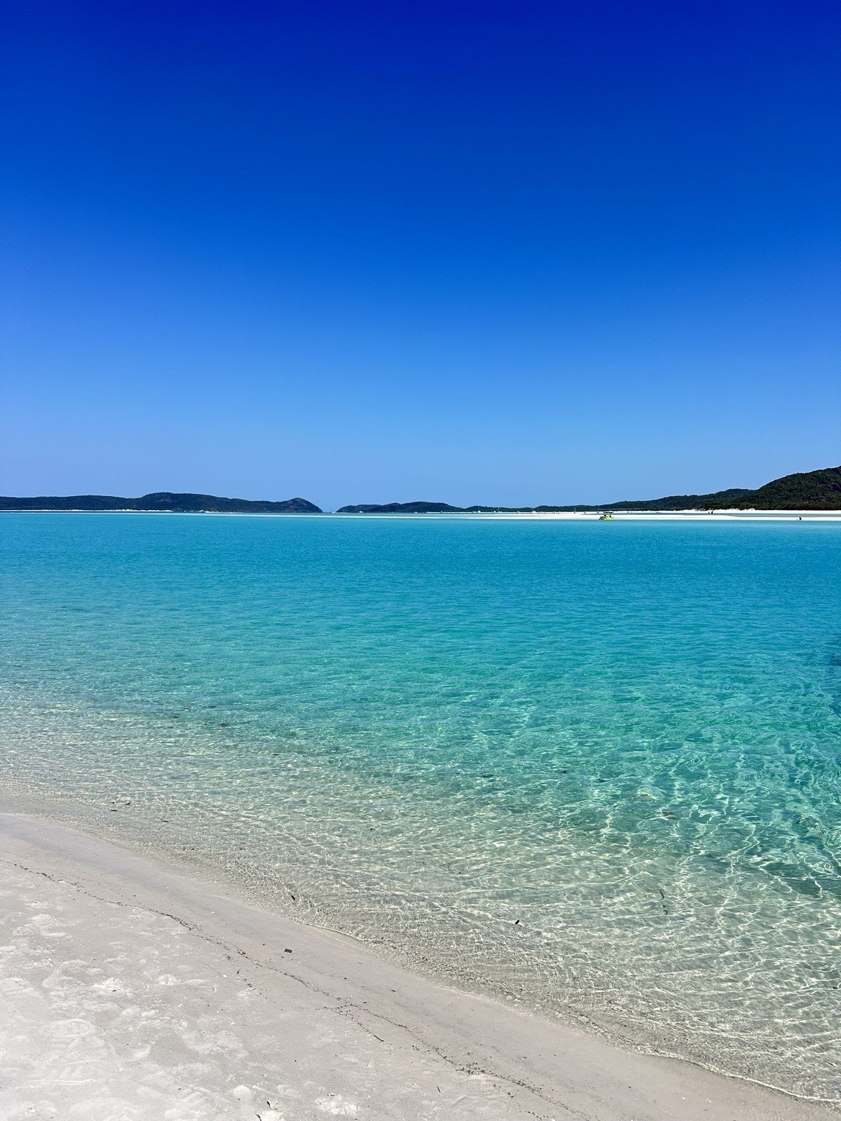 Praia de areia branca e água cristalina das Whitsundays